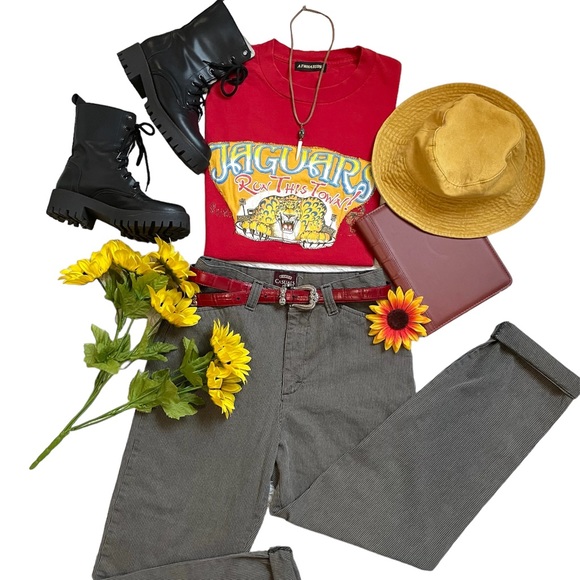 Vintage Jaguars Run this town red tee - Picture 10 of 17